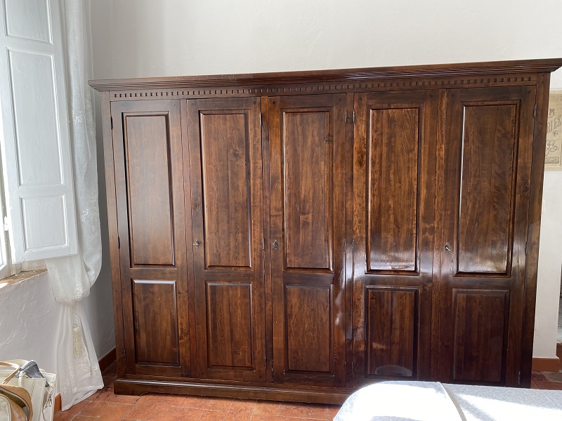 Armadio in legno scuro prima del restauro