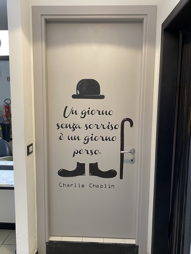 Porta completata con decorazione ispirata a Charlie Chaplin